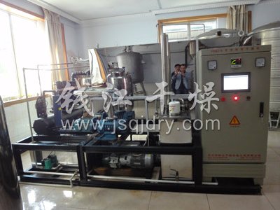 重庆某公司“液体冻干机”型号为“QJDG5平方冷冻干燥干燥机”今日现场安装调试完毕，客户非常满意