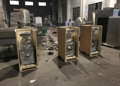 出口泰国的多台五谷杂粮用的^粉碎机包装发货