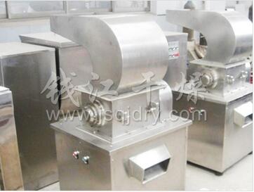 浙江嘉兴某公司定制的中药材粉碎机，带变频的CSJ-250粗粉碎机安装现场