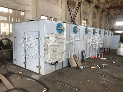 出口印尼的大型非标隧道式热风循环烘箱今日装柜