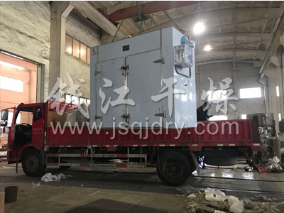 山东某客户订购的双门双车48盘热风循环烘箱与V型混合机今日发货